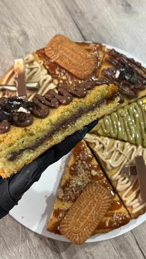 Chef pâtissier avec plateau de cookies